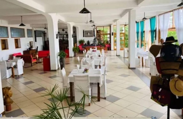 3 minutes from the Airport - 3 BR/1 Bathroom