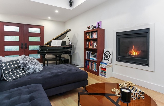 *3 MINUTE WALK* to best beach in Wasaga! Romantic private treed cottage getaway!