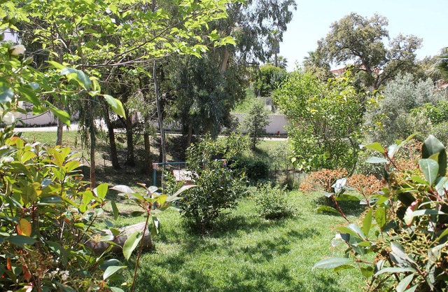 3 minutes from the seaside and shops. Apartment with garden on the ground floor of the villa.
