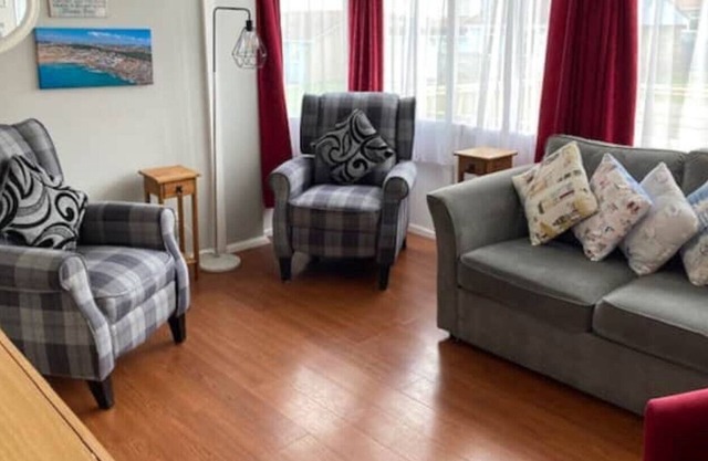 3 minutes from the beach, family friendly chalet on quiet park.