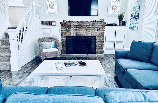 3 Nights for the Price of 2! 4BR/3.5BA Walk to Dining Quick Uber to Casinos