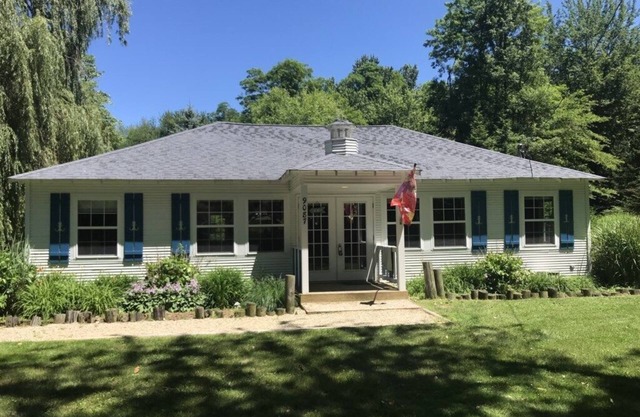 (3 Nt Min!) LAKESIDE HOME CLOSE TO ASSOCIATION BEACH & PRIVATE HOT TUB!