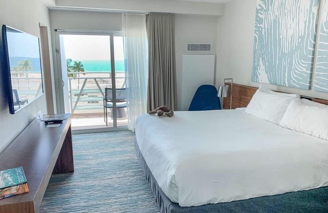 3 Relaxed Oceanview Rooms Close to Hugh Taylor Park