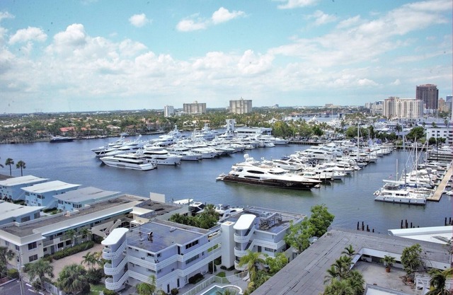 3 Spacious Beachfront Rooms with Pool Near Las Olas & Attractions