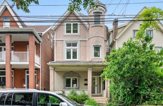 3 Story home w/10 beds & Free off-street parking