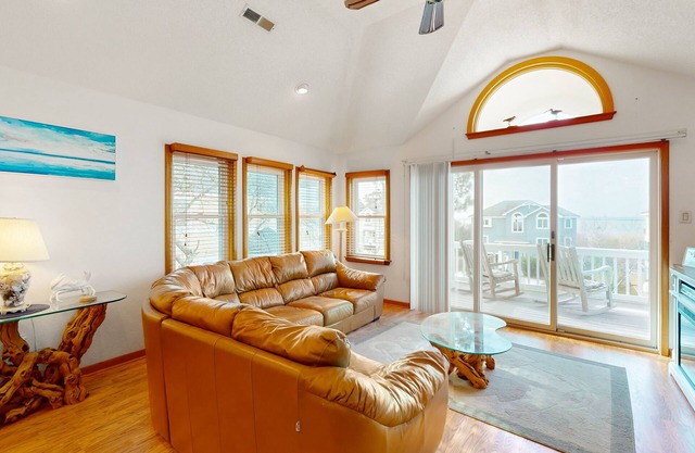 3-story home with private hot tub, game room, pool access, tennis/basketball