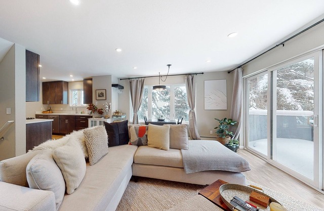 3-story townhome with fireplace, balcony, & W/D - near ski lifts & golf course