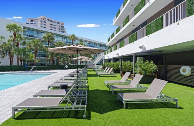 3 Sunny Beach Units with Pool Steps from Hugh Taylor Birch Park