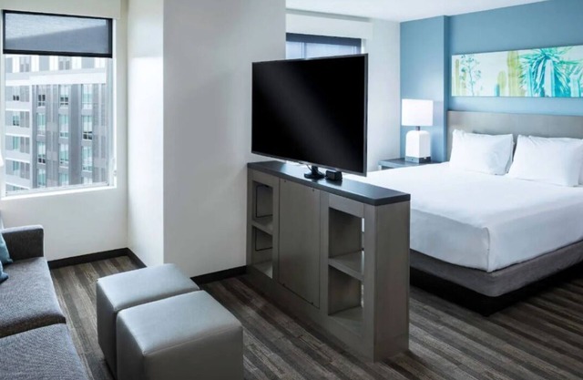 3 Tempe Suites – Pool, Gym, Walk to Mill Ave, Lake, Desert Garden & Dining