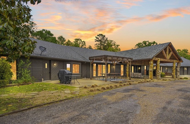 30-Day Rental, Nestled in Ozark Mountains on 1.6 Acres, Games, Fire Pit