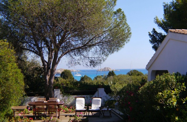 30 meters from the sea. 2 bedrooms, 2 bathrooms. BBQ. Wifi. Discounted ship tickets.