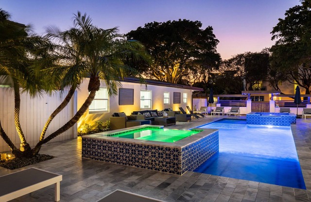 300 STEPS TO WHITE SAND BEACH /HEATED POOL /HOT TUB/MONTHLY SPCLS - H1