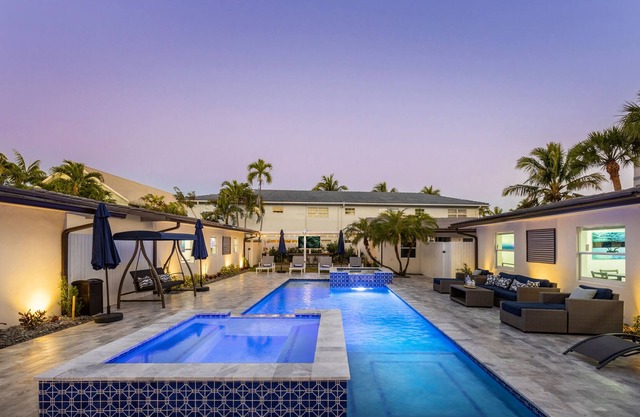 300 STEPS TO WHITE SAND BEACH / HEATED POOL / HOT TUB/ MONTHLY SPCLS - H2