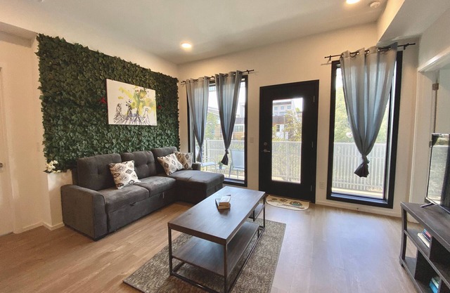 301 Luxury Condo | 2BD | Pool | Gated Parking | Close to Downtown!