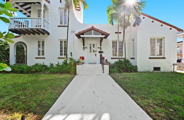 307 · Upstairs 1bdrm w/Balcony