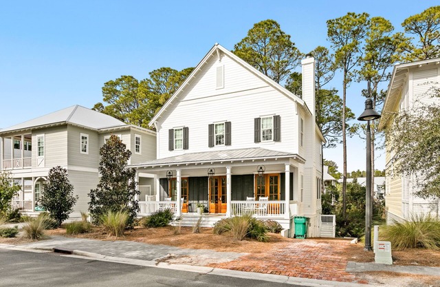 30A dog-friendly home with pool, WiFi, washer/dryer, central AC - walk to beach