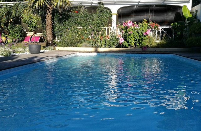 30mn from beaches, large 8-room house with Andalusian patio and private pool.
