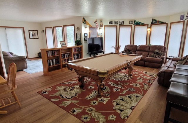 3500 Sq Ft Home 4 Suites Pool Table, Hot Tub, Bikes, EV Charger, 4th Night Free!