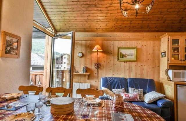 350m from ski lifts, 3rd floor, balcony, parking, tv, ski locker, 43m², Les Gets