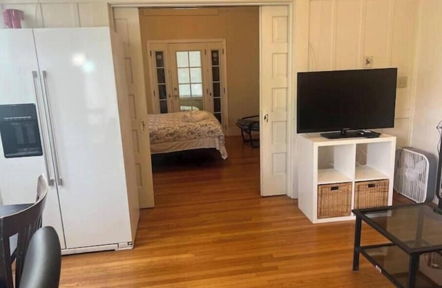 359#B Dwntwn 2bdrm/1.5bath w/Den Laundry AC