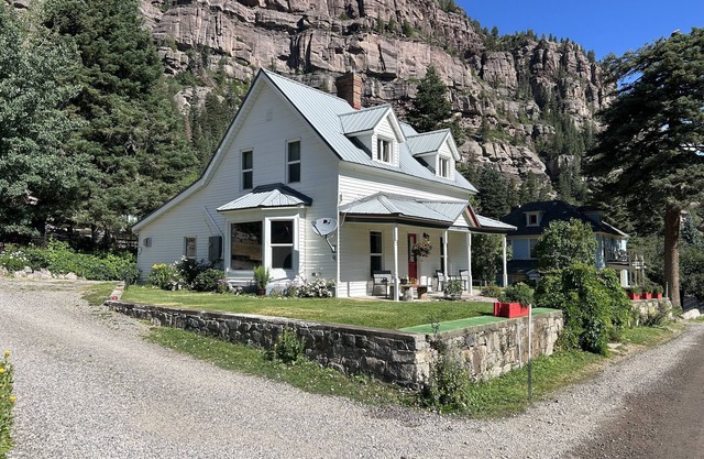 360 Views! Walk To Main Street and Hot Springs Pool! Relax And Enjoy The View