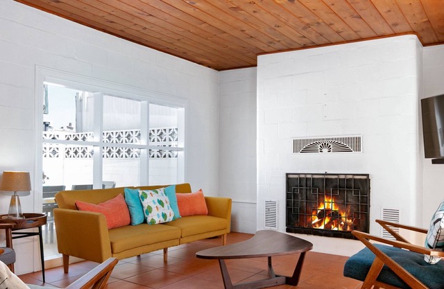 3748O - DK Bungalow just steps from the sand with a courtyard & outdoor firepit!