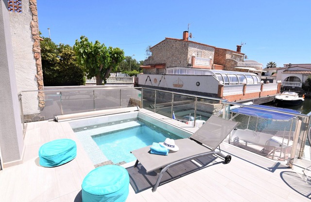 392-Empuriabrava, very up to date house on the canal , with mooring 10 mts, jacuzzi and wifi