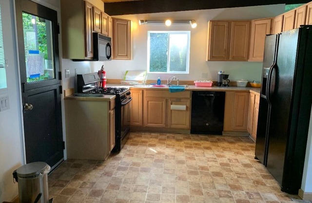 3BD&1 study1320sqftHomeWithYard in QuiteNeighborhoodSleeps 8 中文Espanol