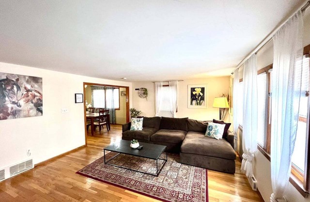 3bd/1ba apartment with parking 2326