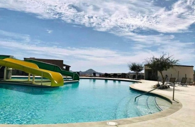 3BD/2BA 2nd Floor Condo w/Amazing Views