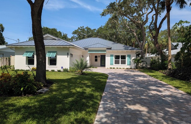 3BR/2BA, Heated Pool - Walk to Beach