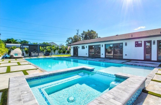 3BR/2BA Private Oasis: Pool, Hot Tub, Dining