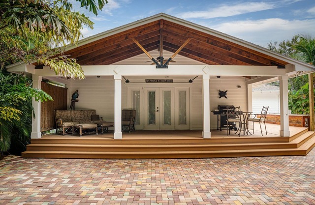 3BR/2BA The Coastal Craftsman ~ Porches Palms & Hammocks