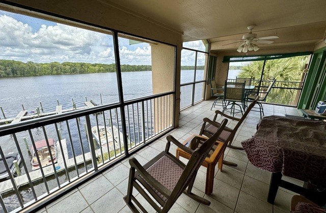3BR/2BA Welaka Condo on St. Johns River- Magnificent Sunsets