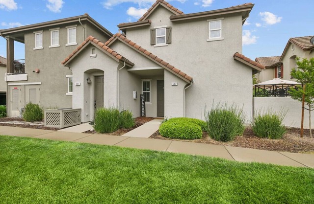 3BR/3BA Modern Retreat | Pool & Family Friendly