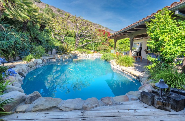 3BR/3BA Ocean View Retreat w/pool/hot tub/bbq/parking