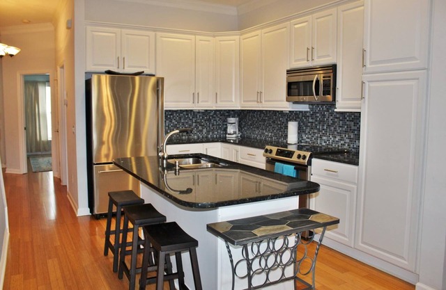 3Br/3ba Townhouse with Garage and Pool access~ Folly Hill