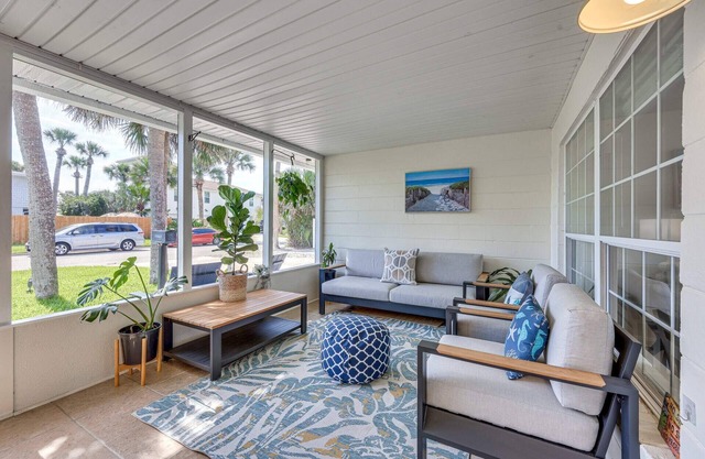 3BR beach cottage-KING bed, free parking, steps from the sandy South Jax beach