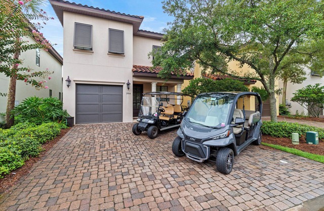 3BR Beach Villa with 2- GOLF CARTS! Steps from Pool! Near Wharf. Beach Tram.
