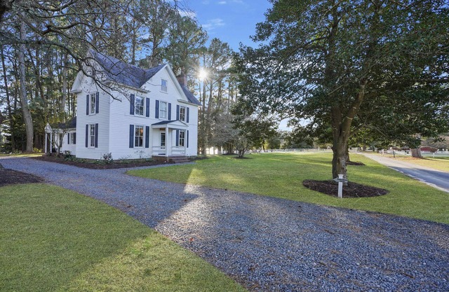 3BR Farmhouse w/Porch, Fire Pit, Horseshoe Pit