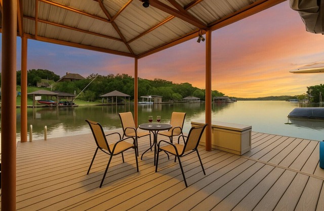 3BR Lakefront Retreat w/Dock & Kayaks