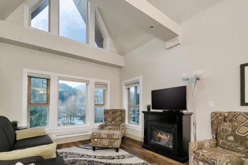 3BR Lakeside Retreat at Harrison