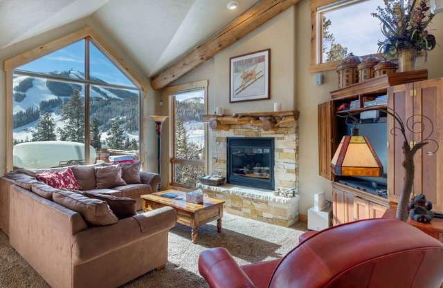 3BR Lakota Townhome, <1 Mile to Winter Park Resort, Stunning Views, Pet-Friendly