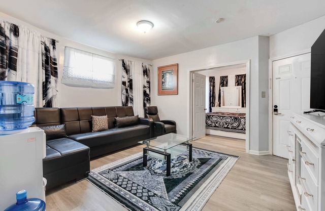 3BR Newark duplex near Downtown & Transit