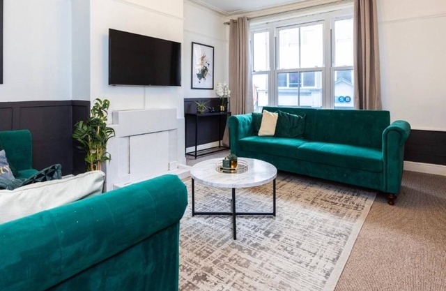 3BR Stunning Home HIGH STREET LOCATION by Luxiety Stays