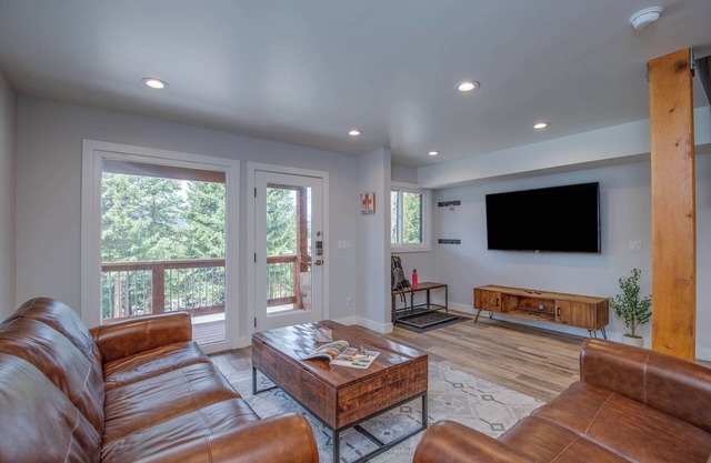 3BR with Mountain Views on FREE Bus Line
