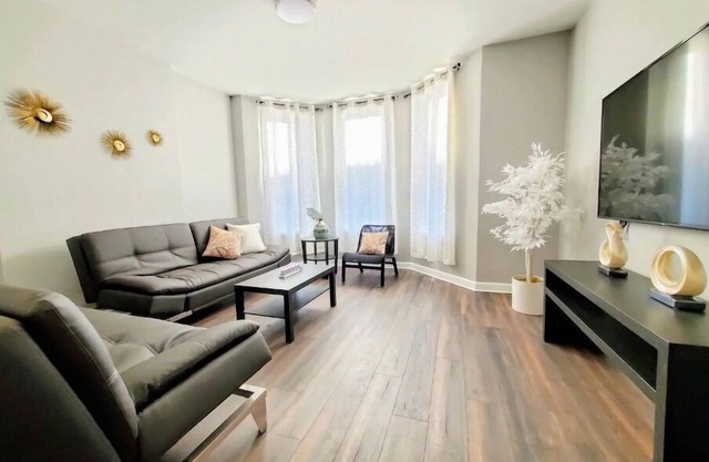 4 #1S - 4 Bedroom/1.5 Bath Condo near McCormick Place, Wintrust Arena