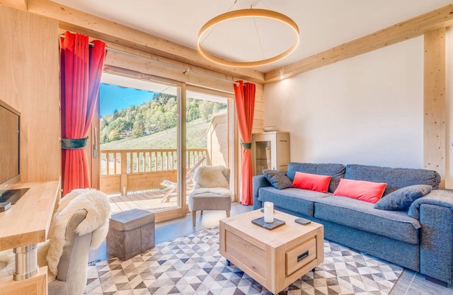 4* Apartment at the Foot of the Slopes with Balconies and Included Hotel Services