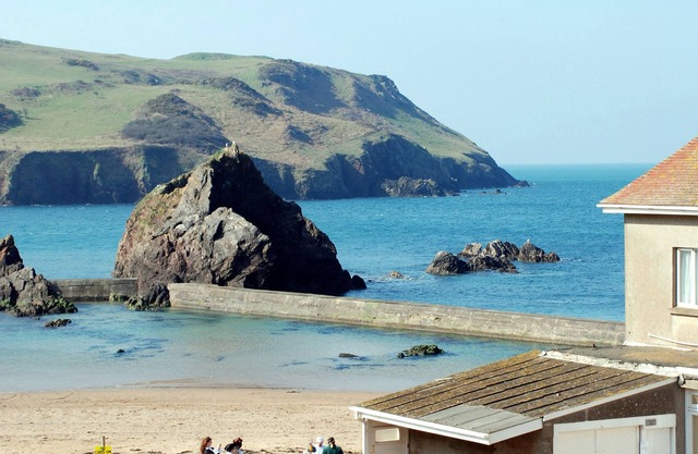 4 ARMADA HOUSE, pet friendly, country holiday cottage in Hope Cove