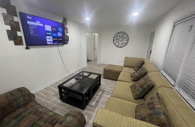 4 BD, 6 TV's, Full Kitchen and, Balcony